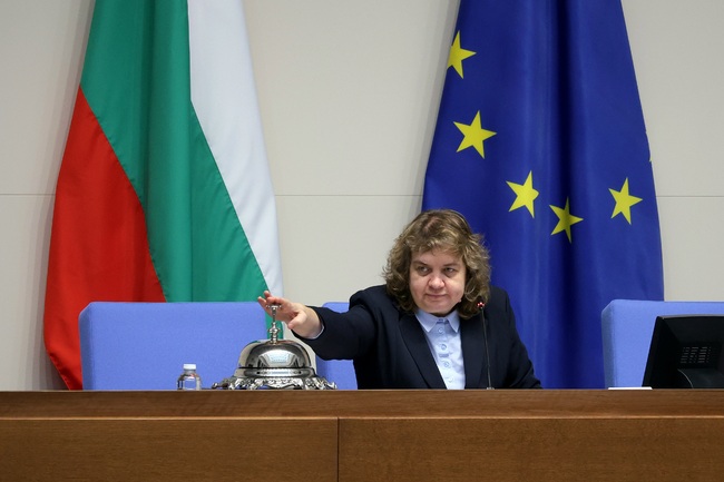 Председателят на парламента Наталия Киселова поздрави Ивет Горанова за победата ѝ в турнира по карате в Кайро