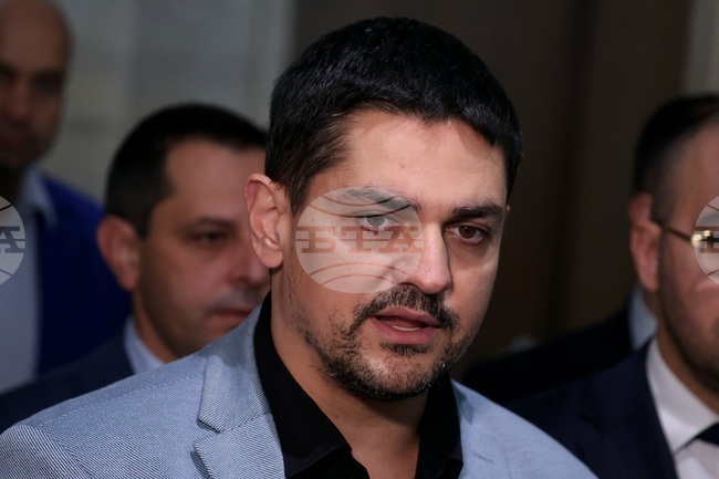 Вотът на недоверие вече успява, разклатихме управляващото мнозинство, каза Радостин Василев