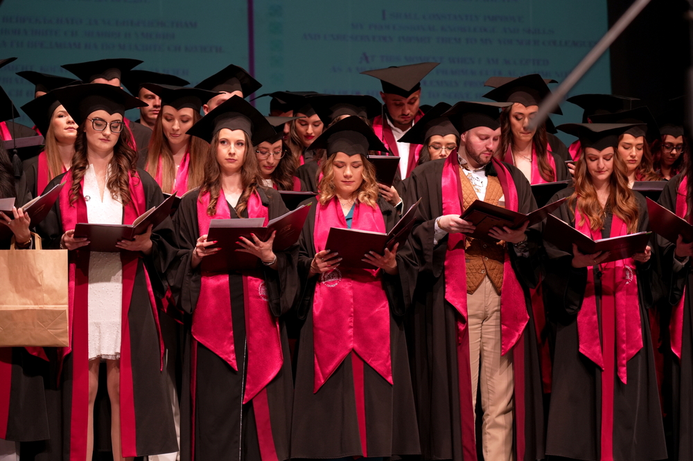 Деканът на фармацевтичния факултет на Медицинския университет в Пловдив към дипломантите: Няма магическо лекарство за успех