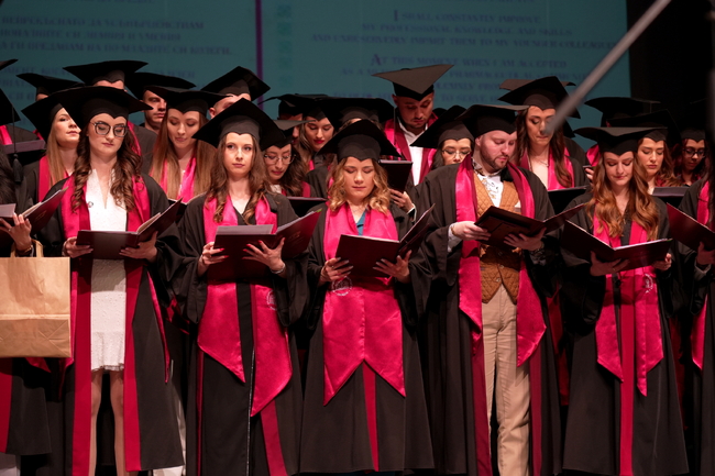 Деканът на фармацевтичния факултет на Медицинския университет в Пловдив към дипломантите: Няма магическо лекарство за успех