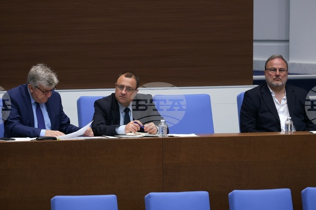 Най-важното е да се постигне баланс при обезпечаването на нуждите от вода както за питейно-битови цели, така и за други нужди, заяви министър Генов