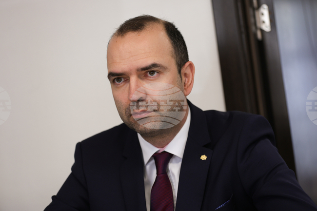 Крива паланка вече не е под заплаха, но духа силен вятър и има опасност огънят отново да пламне, каза кметът на Кюстендил 