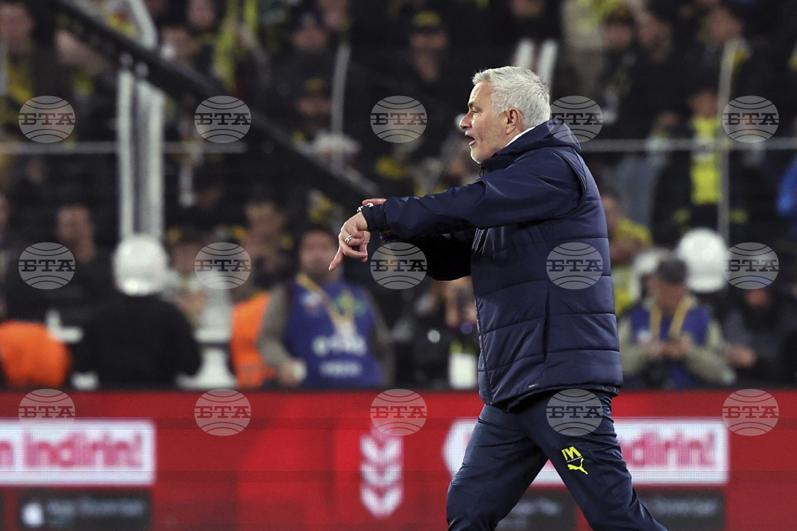 Treizeci de meciuri de suspendare pentru Mourinho pentru smucirea nasului  