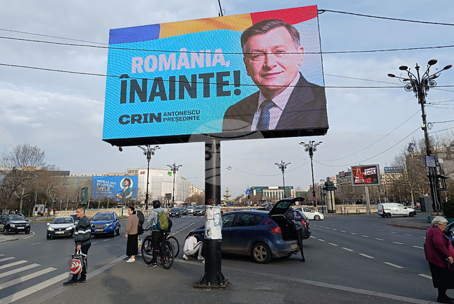 Кандидатът за президент на управляващата коалиция в Румъния Крин Антонеску би спечелил на втори тур срещу фаворита Джордже Симион, сочи анкета