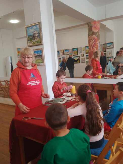 Българинът все по-често търси ръчно изработени изделия, каза за БТА Ирина Бонева от Антоново, която прави сувенири