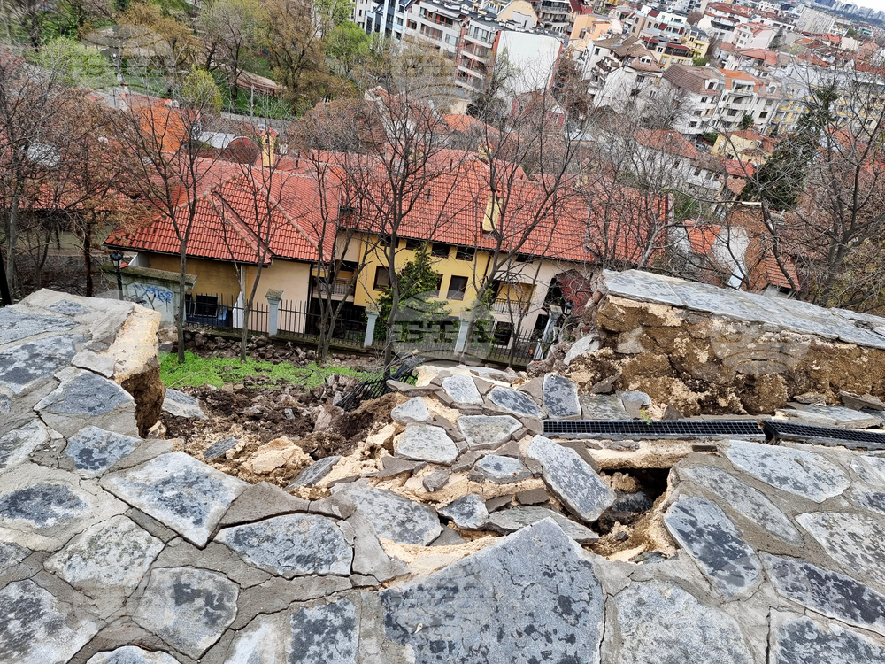 Пловдив - „Небет тепе“ - срутване - подпорна стена
