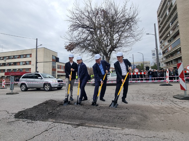 Със символична първа копка беше дадено началото на ремонта на бул.“Беломорски“ в Кърджали, част от републиканския път I-5 за Гърция