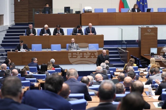 Очаквано първият вот на недоверие към кабинета "Желязков" не мина, подкрепиха го само вносителите му - "Възраждане", МЕЧ и "Величие"