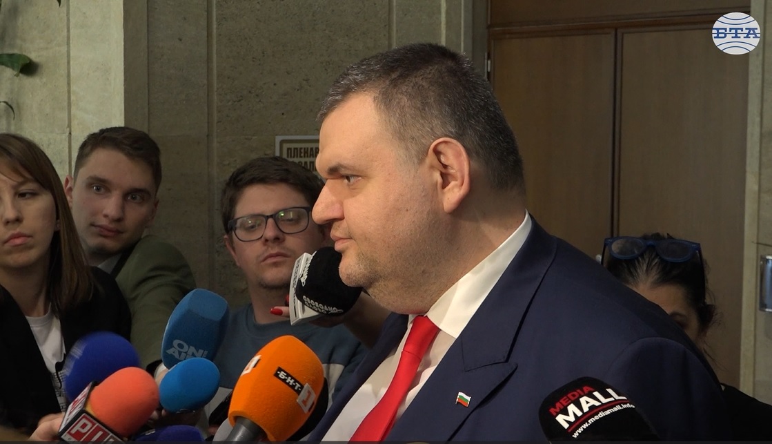 Като загуба на време определи Делян Пеевски вота на недоверие срещу кабинета „Желязков“