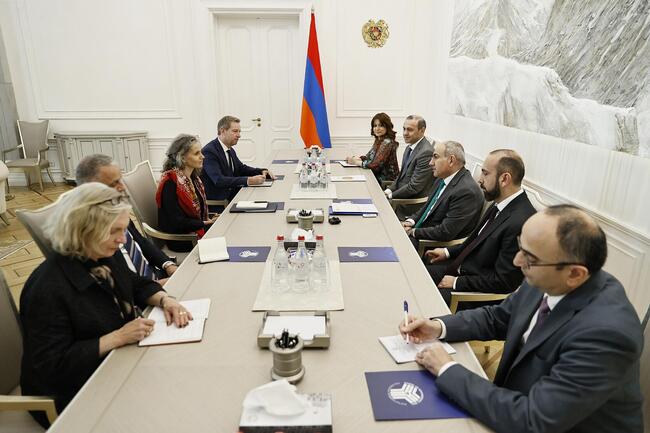 АРМЕНПРЕС: Арменският премиер и специалната представителка на ЕС за Южен Кавказ обсъдиха мирния процес между Армения и Азербайджан