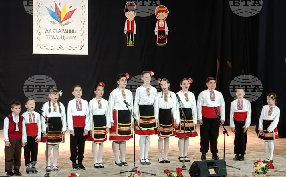 Повече от 360 деца от страната участват в деветото издание на фолклорния конкурс „Да съхраним традициите“ в Шумен 