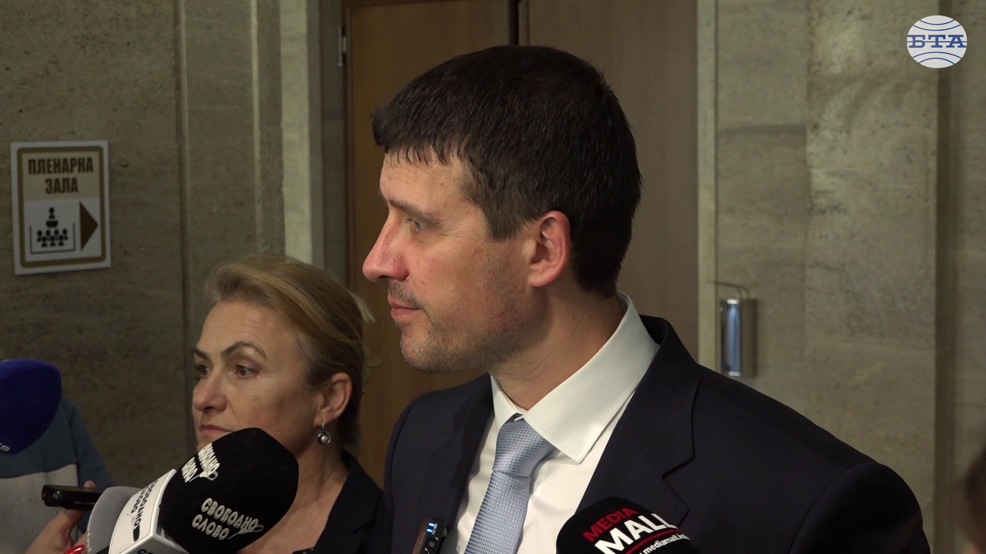 Според Ивелин Михайлов темата на вота на недоверие е била разделителна