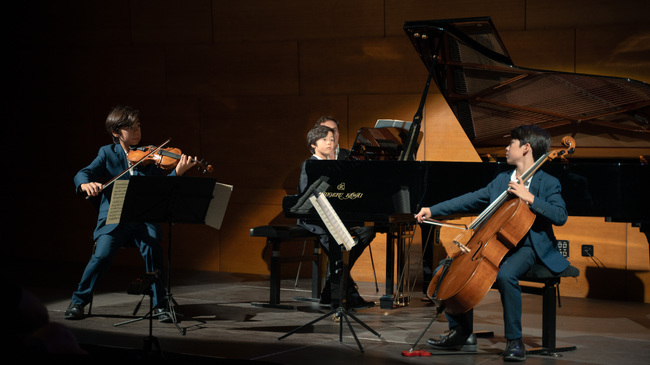 Диригентът Росен Гергов поднася на варненската публика концерт с тримата си синове