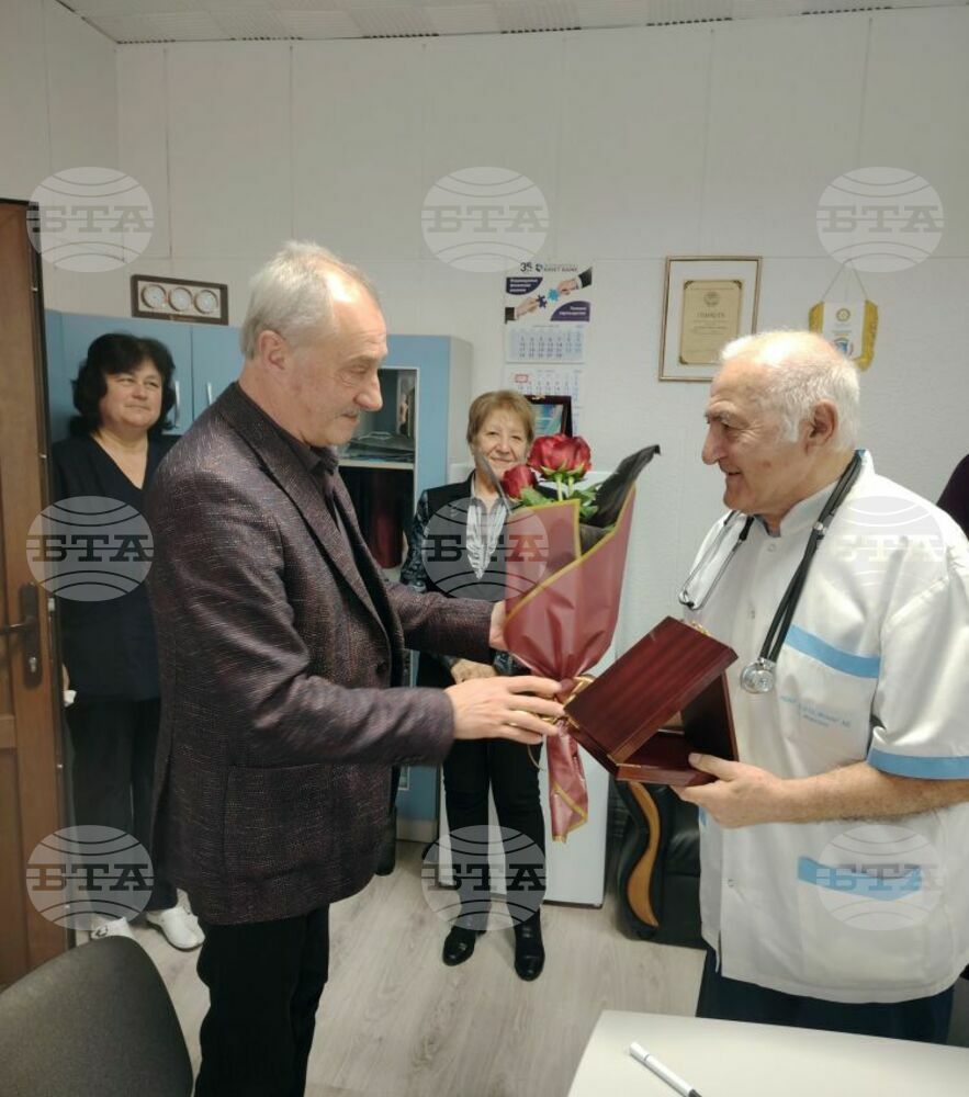 Лекари от болницата в Монтана бяха отличени за заслуги през дългогодишната си работа