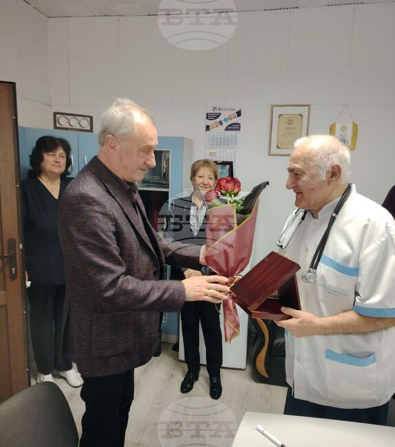 Лекари от болницата в Монтана бяха отличени за заслуги през дългогодишната си работа