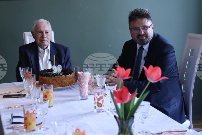 Иван Кънев отпразнува 90-ия си рожден ден с изложба и си пожела здраве