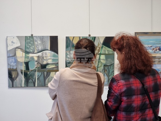 Изложбата „Пролетен салон“ представя в Ямбол над 60 творби на 28 художници
