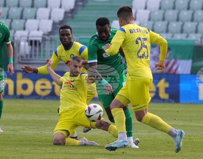 Крумовград победи Хебър (Пазарджик) с човек по-малко в дерби на дъното в Първа лига