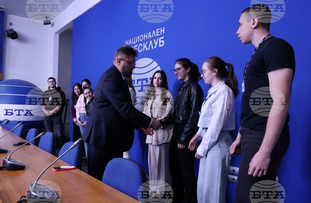 BTA Director General Praises Aprilov High School Students for Stellar Internship