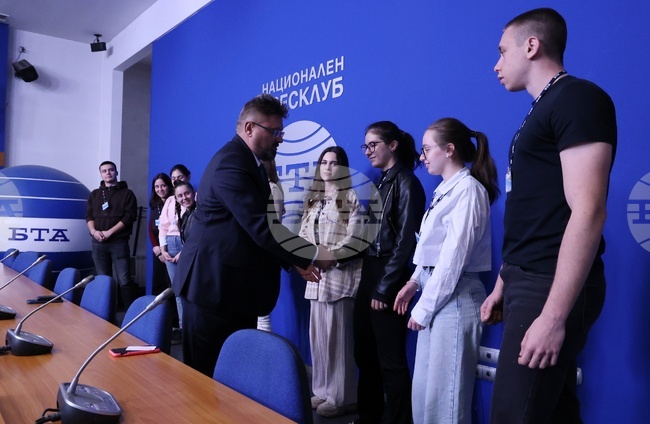 Генералният директор на БТА Кирил Вълчев поздрави за доброто представяне гимназисти от Априловската гимназия, преминали стаж в агенцията
