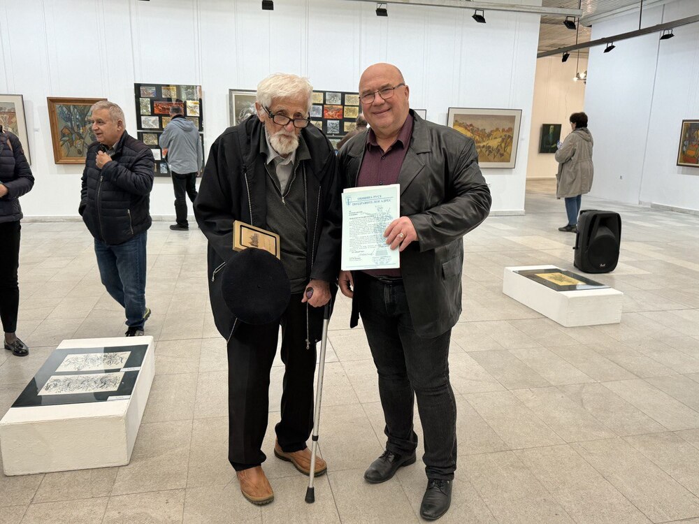 Стефан Кацаров получи плакет от името на кмета Пенчо Милков за приноса му в развитието на Русенската живописна школа