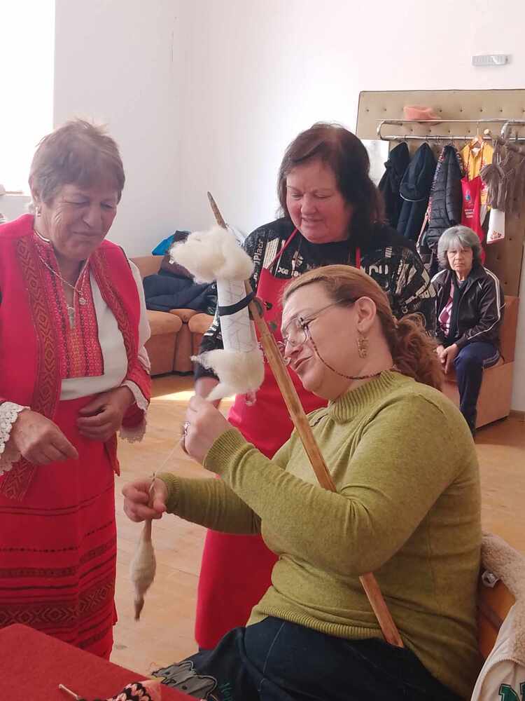 Читалищата в малките населени места пазят и предават на младите позабравени днес занаяти