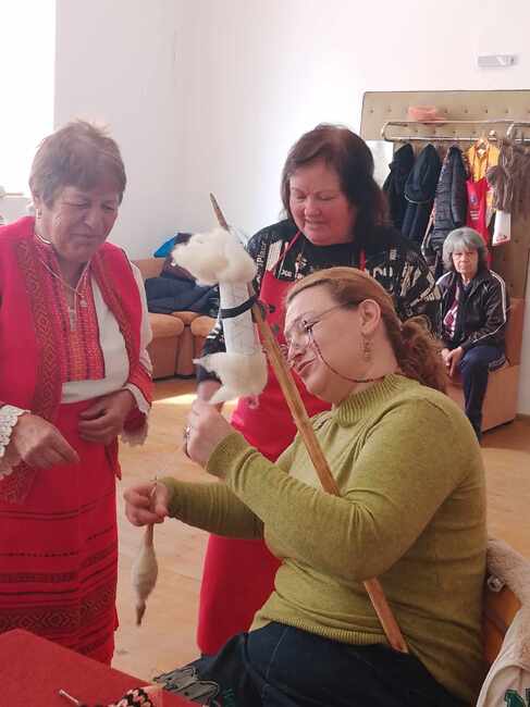 Читалищата в малките населени места пазят и предават на младите позабравени днес занаяти