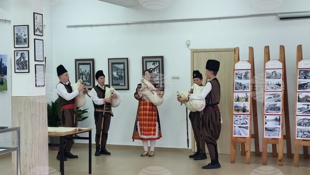 Родопите през обектива на Данчо Данчев и през погледа на млади смолянски фотографи са представени в изложба „Традициите продължават“