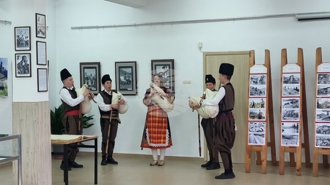 Родопите през обектива на Данчо Данчев и през погледа на млади смолянски фотографи са представени в изложба „Традициите продължават“