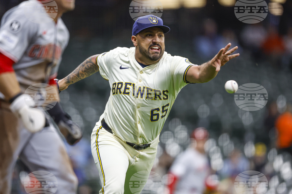 Reds Brewers Baseball