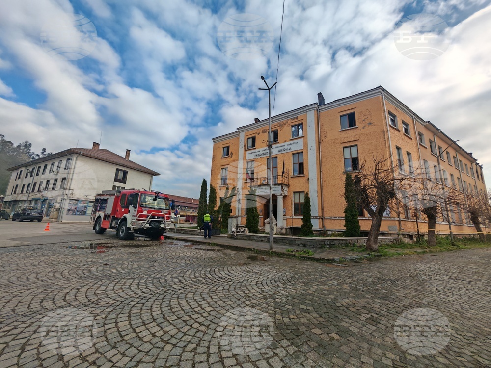 Специализирани фирми са започнали разчистването на отломките след пожара в Националната гимназия по приложни изкуства в Трявна