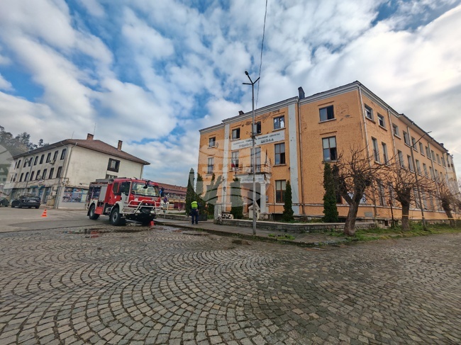 Специализирани фирми са започнали разчистването на отломките след пожара в Националната гимназия по приложни изкуства в Трявна