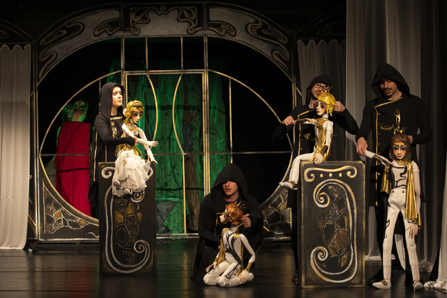 „Дивите лебеди“ в Младежкия театър: Да бъдем заедно, да вярваме в себе си и на човека до нас