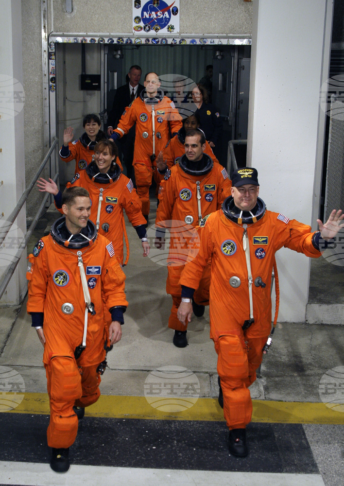 Совалката "Дискавъри" със седем астронавти, сред които за първи път три жени, излита от Кейп Канаверъл на 5 април 2010 г.