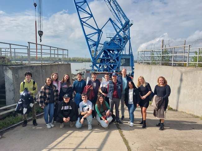 Представители на Младежкия парламент в Русе се запознаха с апаратурата на модерния катамаран „Дунав 1“ за измерване на речното дъно