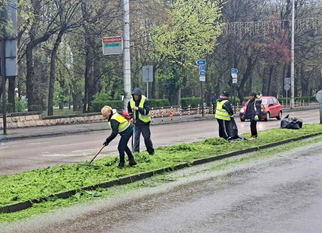 Дейности по косене на тревни площи започнаха в община Шумен 