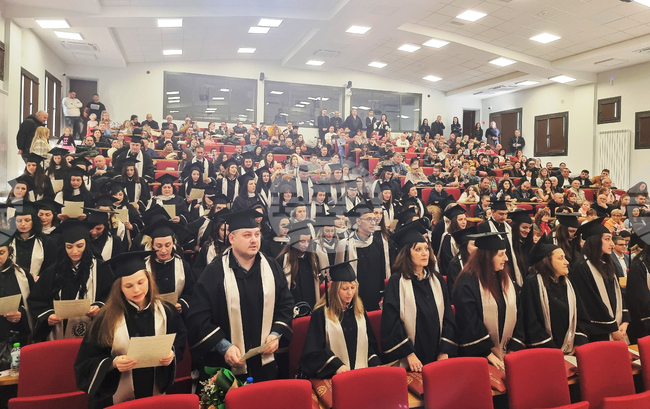 В Медицинския университет в Плевен 81 магистри и бакалаври от факултет „Обществено здраве“ получиха дипломите си