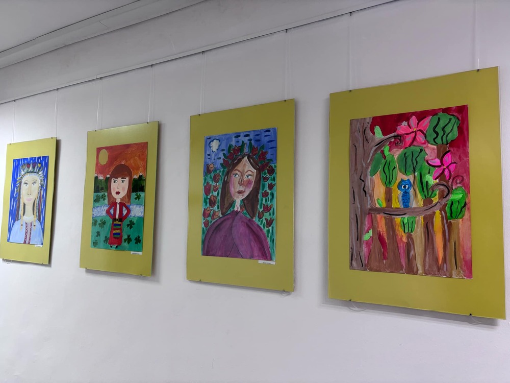 Окръжният съд в Добрич посреща изложба с детски рисунки, наречена „Нека да е цветно“