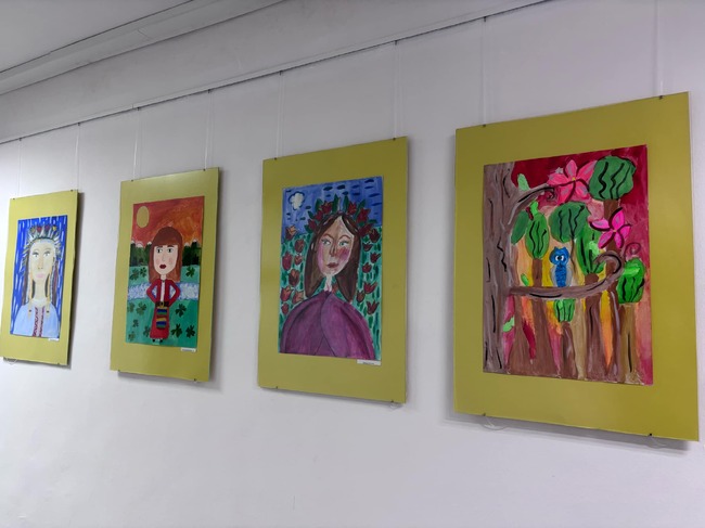 Окръжният съд в Добрич посреща изложба с детски рисунки, наречена „Нека да е цветно“