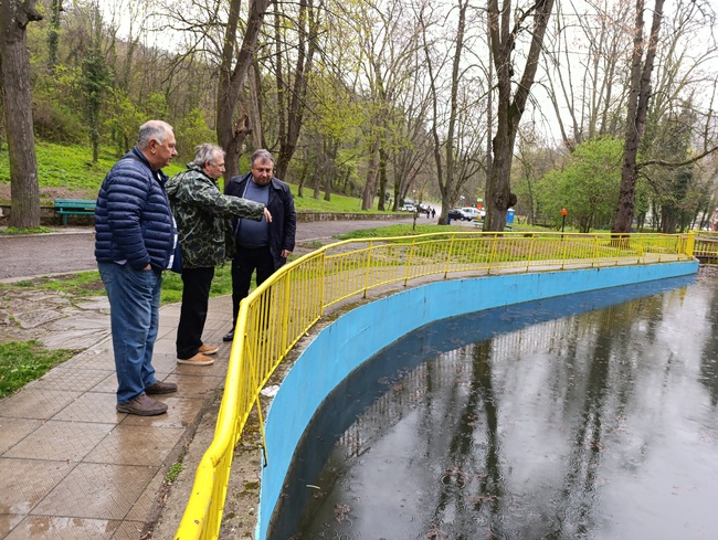 Община Шумен: Започва почистване на парка „Кьошкове“ от детската площадка към „Лъвчето“