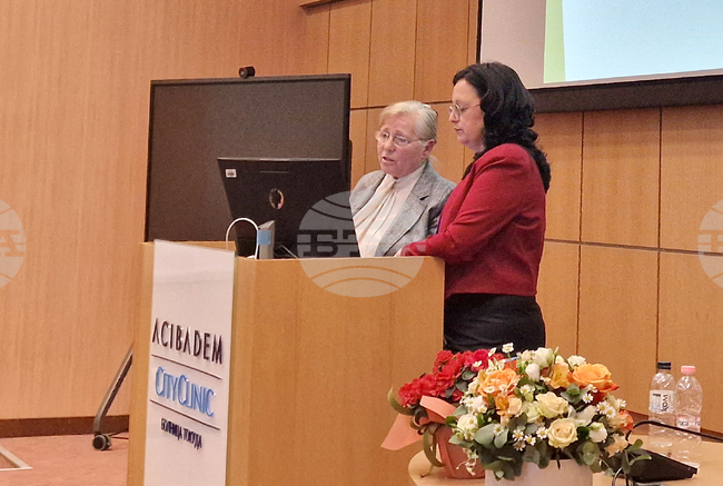 Специалността „Медицинска сестра“ да бъде освободена от такса за обучение, предлагат от Факултета по обществено здраве към Медицинския университет – София