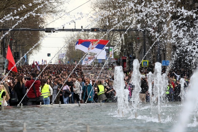 Студентите от Белградския университет призоваха преподавателите си да радикализират протестите 
