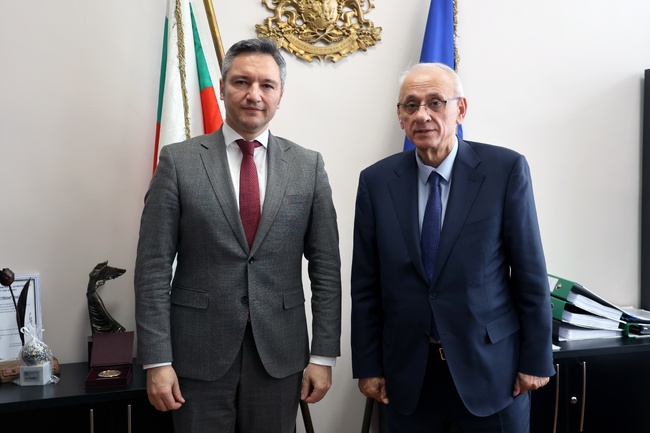 БСП: Кристиан Вигенин с личен приоритет – справянето със „здравните пустини“ 