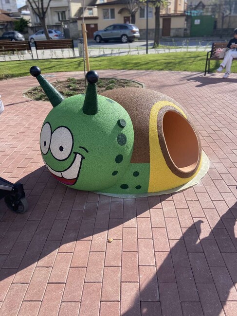 Нови цветни фигури на животни са поставени в казанлъшкия централен парк „Розариум“