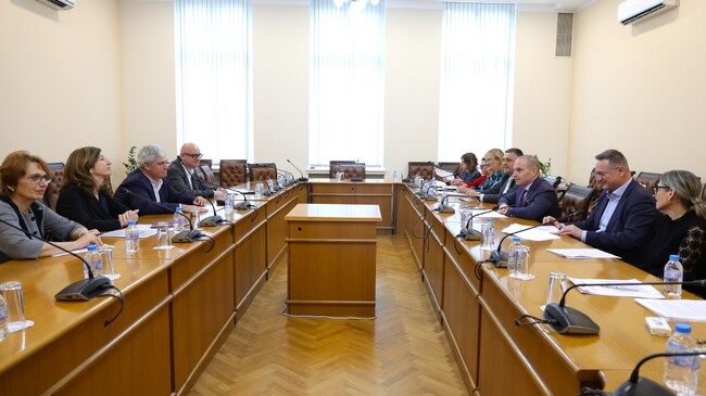 Подготовката на „Български пощи“ за обмяната на левове в евро са обсъдили вицепремиерът Гроздан Караджов и Пламен Димитров от КНСБ