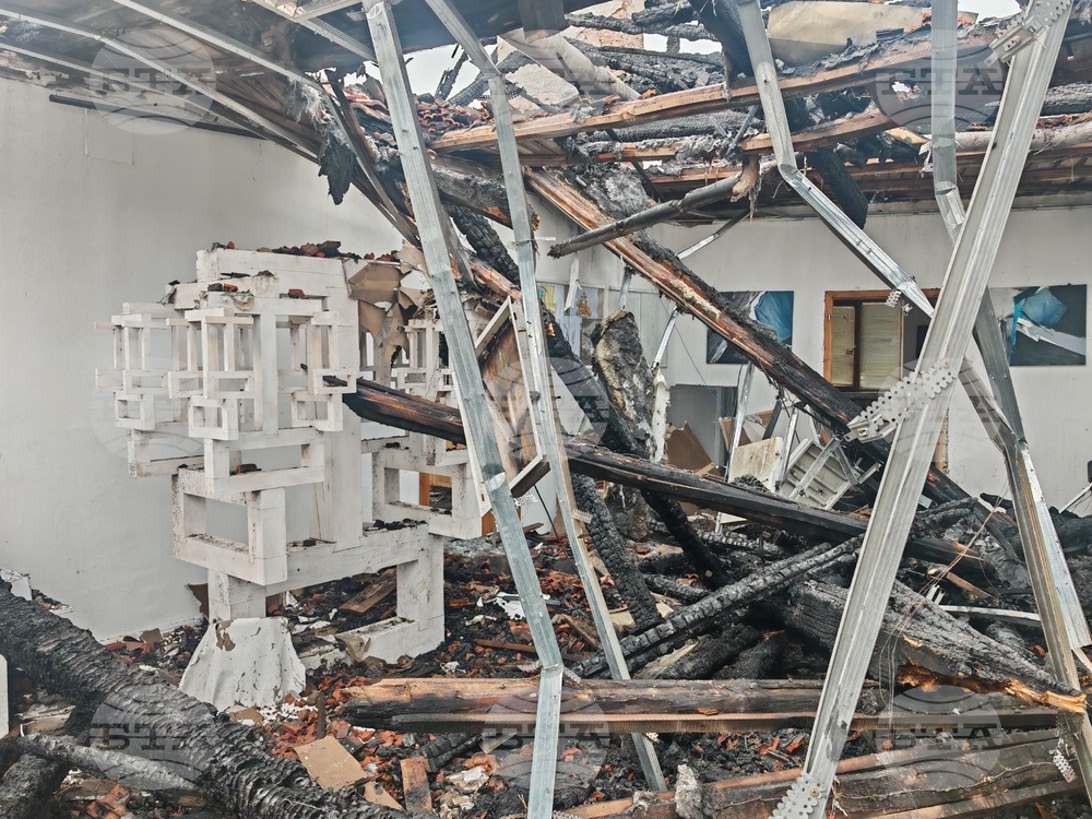 До изграждането на нов покрив, временна конструкция ще защитава сградата на Националната гимназия по приложни изкуства в Трявна 