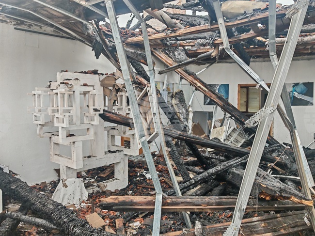 До изграждането на нов покрив, временна конструкция ще защитава сградата на Националната гимназия по приложни изкуства в Трявна 