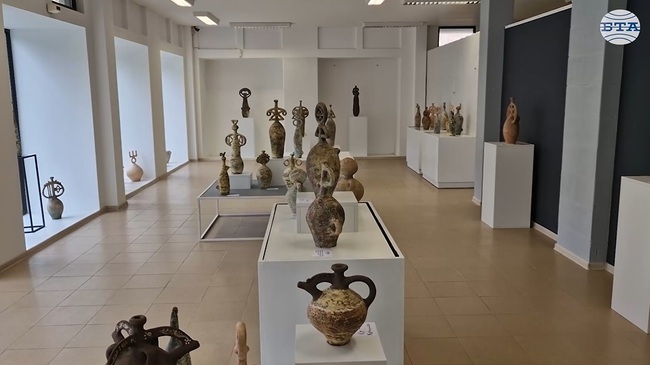 Изложба „Завръщане“ на майсторката на керамика Евгения Георгиева е подредена в Националното изложение на занаятите в Орешак