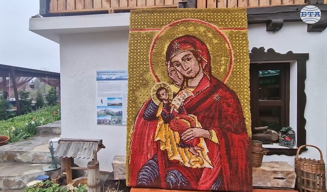 Галин Томов възражда забравен занаят в района на Априлци, изработвайки тъкани икони