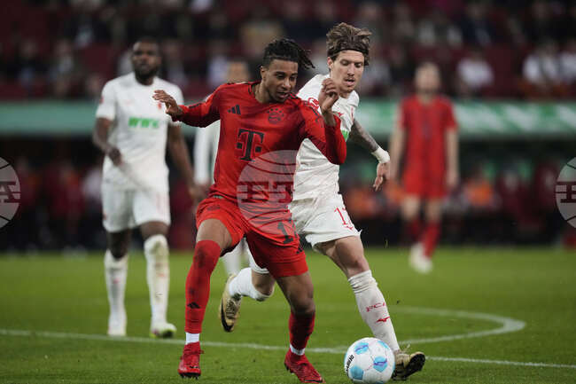 Байерн (Мюнхен) постигна победа при гостуването си на Аугсбург в Бундеслигата, но Джамал Мусиала напусна терена с контузия